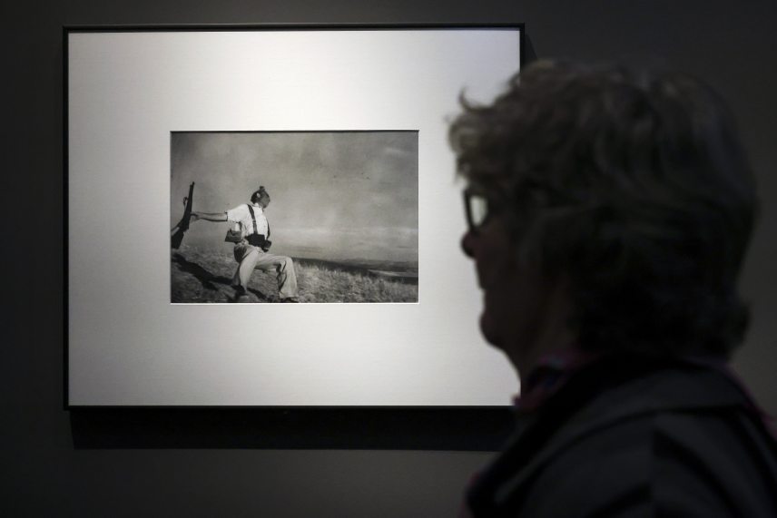 Robert Capa A milicista halála című fotója az Egyesült Államokba kivándorolt, ott ismertté vált magyar származású fotóművészek munkáiból nyíló, Kertész, Moholy-Nagy, Capa… Magyar fotóművészek Amerikában című kiállításon. Fotó: Hegedüs Róbert / MTI