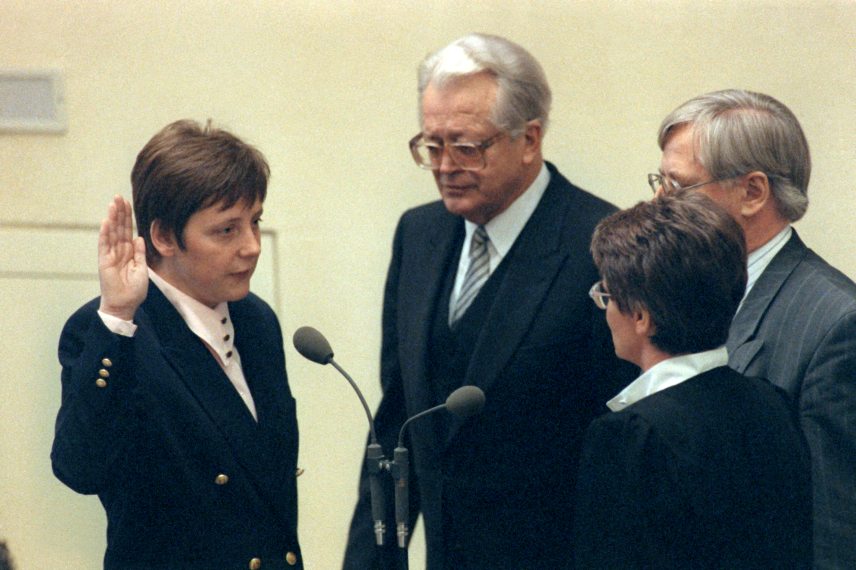 Angela Merkel (b), az új szövetségi nő- és ifjúsági miniszter 1991.01.18-án a bonni Bundestagban tartott eskütételén. Jobbra a Bundestag elnöke, Rita Sussmuth. Fotó: Martin Gerten / dpa Picture-Alliance via AFP