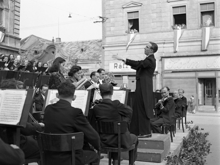 A Budapesti Kórus és a Székesfővárosi Zenekar hangversenye a Városháza előtt Komáromban 1943-ban. Fotó: Lissák Tivadar / Fortepan