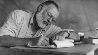 Ernest_Hemingway_Writing_at_Campsite_in_Kenya_-_NARA_-_192655_16.jpg