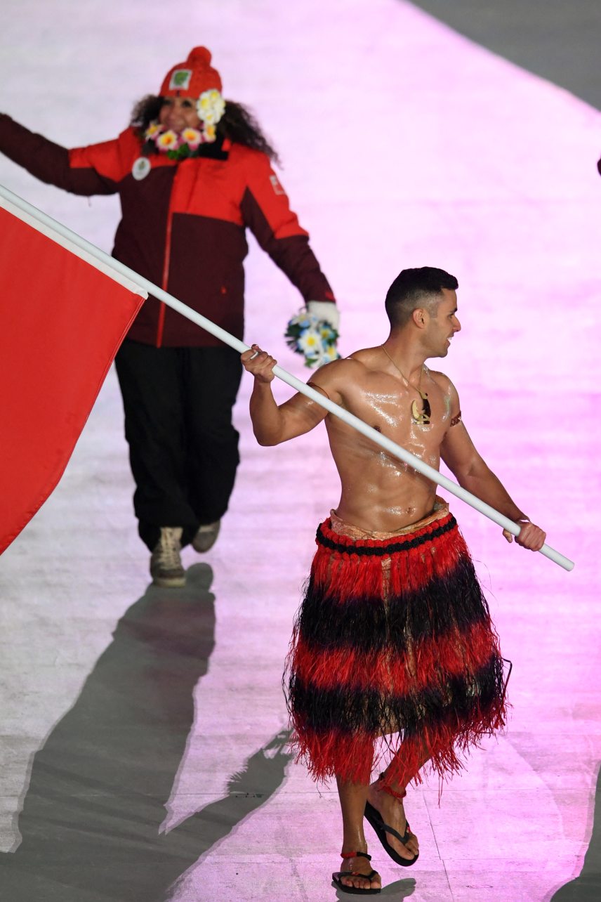 A tongai Peta Taufatofua a pjongcsangi téli olimpián is fűszoknyában vitte országa zászlaját. Fotó:  Philippe Millerreau / DPPI via AFP