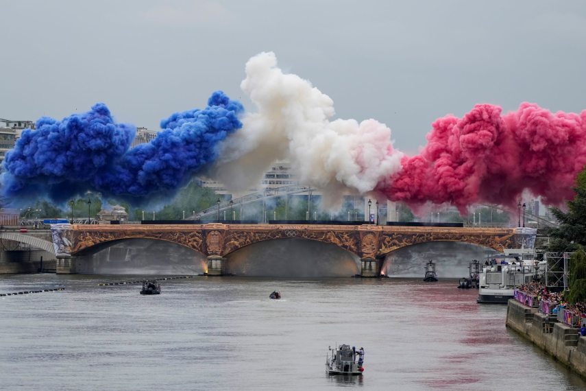 A francia trikolór füstfelhője az Austerlitz híd fölött. Fotó: MTI/AP/Matthias Schrader