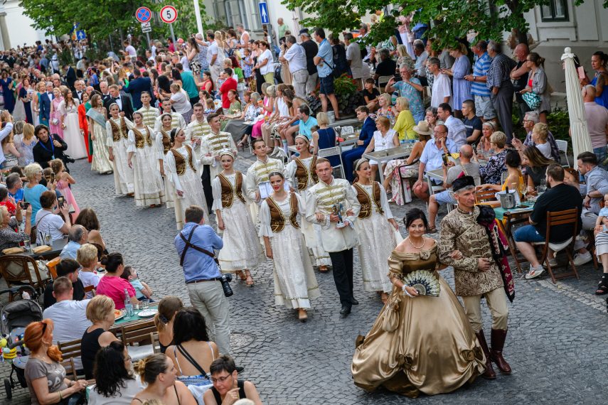 A 199. Anna-bál résztvevőinek ünnepélyes bevonulása a balatonfüredi Vaszary Villától az Anna Grand Hotelbe. Fotó: MTI/Vasvári Tamás