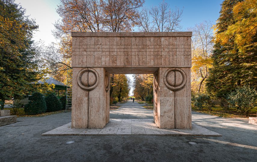 Constantin Brancusi The Gate of the Kiss Poarta sarutului shutterstock.jpg