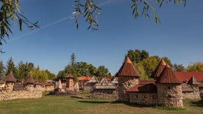 Várpark és Skanzen Dinnyés Shutterstock.jpg