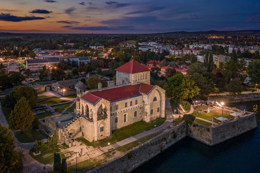 Tatai vár Kuny Domokos Megyei Múzeum Shutterstock.jpg