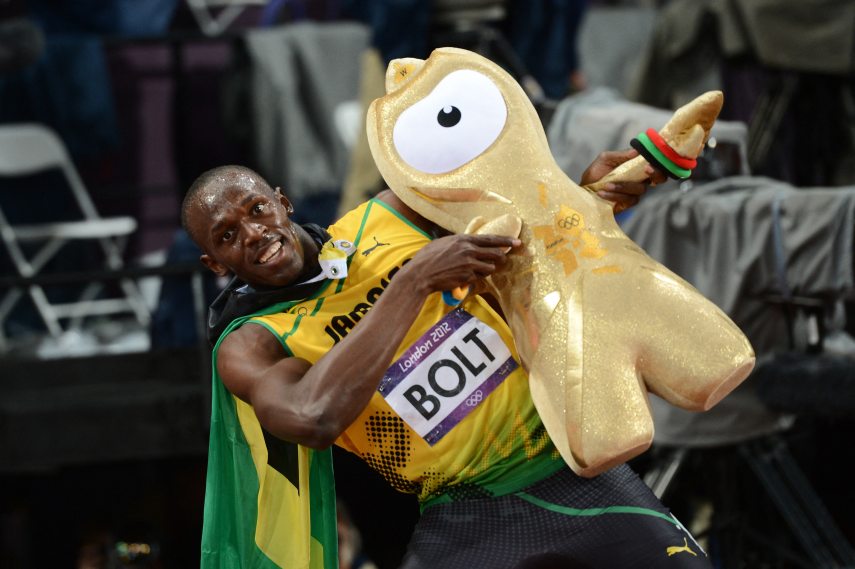 Usain Bolt jamaikai futó Wenlockkal. Fotó: Franck Fife / AFP