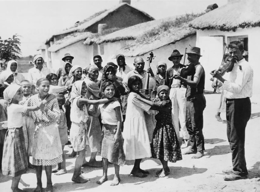 Tanzende Zigeuner in einem ungarischen Dorf.
1928.