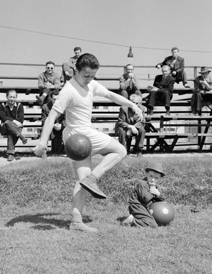 Rákosi Gyula labdarúgó, a válogatott keret tagja edz a népligeti Vasas sporttelepen 1959. április 14-én. Fotó: Mikó László / MTI