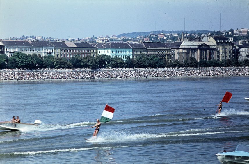 Augusztus 20-i víziparádé 1970-ben, szemben a Bem rakpart házsora, háttérben a Rózsadomb. Fotó: Kristek Pál / FORTEPAN