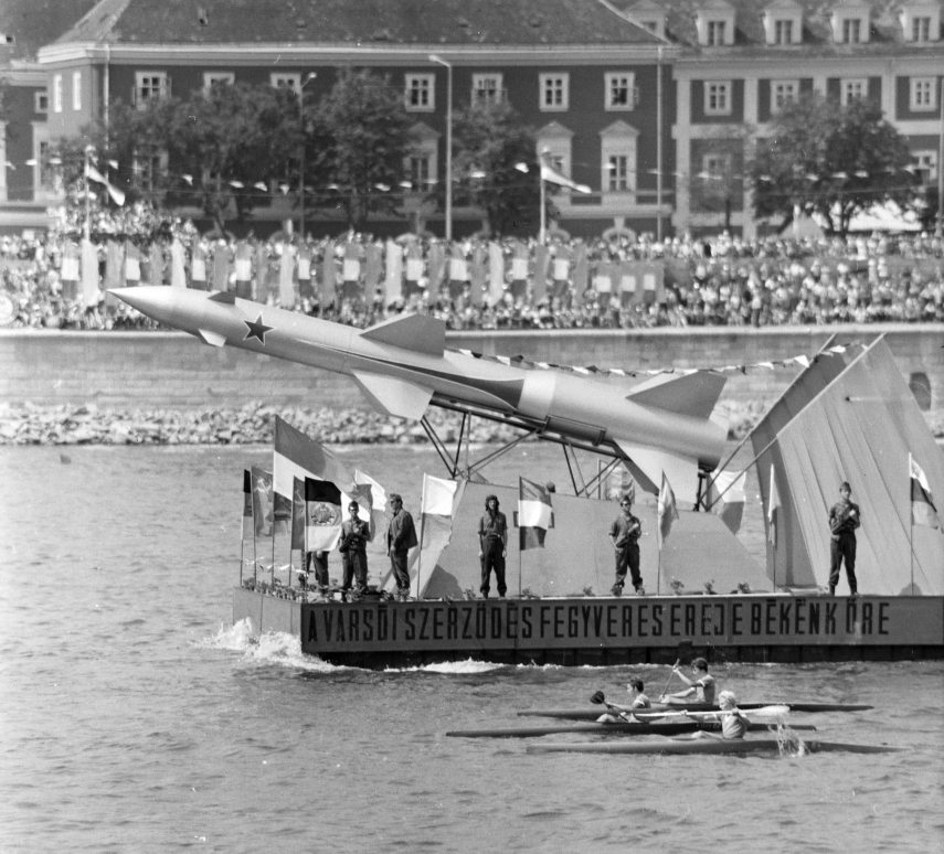 Augusztus 20-i víziparádé a Dunán, a Batthyány térnél 1973-ban. Fotó: MHSZ / FORTEPAN