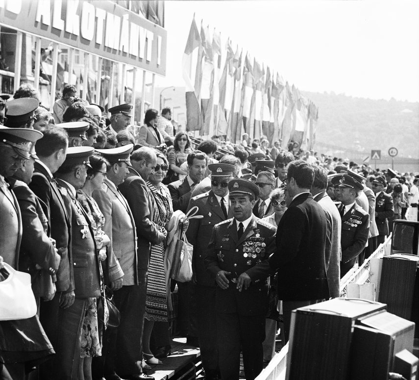 Pesti alsó rakpart, tribün a Parlament előtt az 1978-as augusztus 20-i vízi- és légiparádén. Szemben Czinege Lajos honvédelmi miniszter. Fotó: MHSZ / FORTEPAN