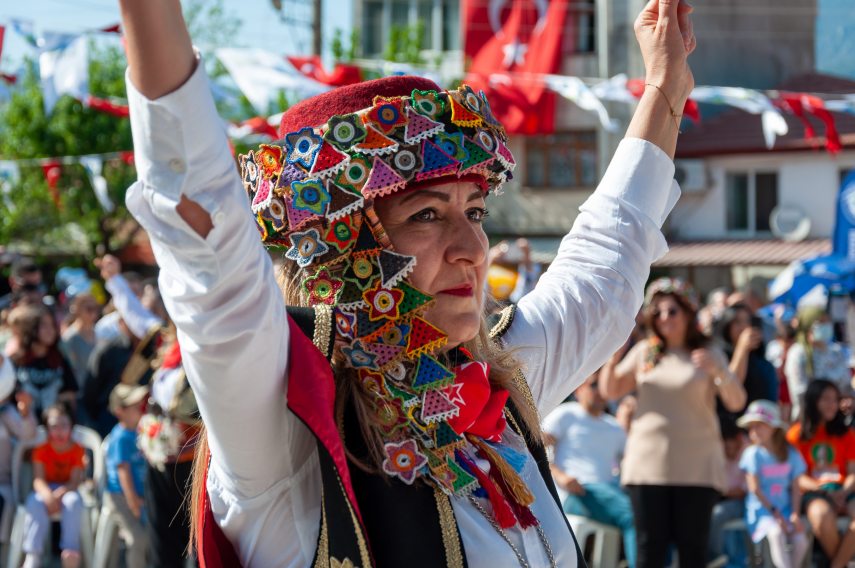 Oyával, azaz tűcsipkével díszített sapka. Fotó: Shutterstock