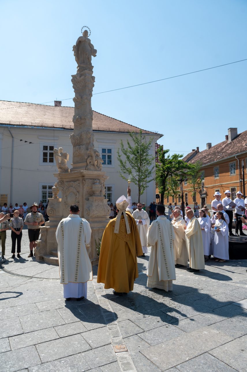 Kerekes László, a Gyulafehérvári Római Katolikus Főegyházmegye segédpüspöke (b2) a restaurált és újjáépített barokk Mária-oszlop, fogadalmi szobor felszentelésén Nagyboldogasszony ünnepén Kolozsváron 2024. augusztus 15-én. Fotó: Kiss Gábor / MTI