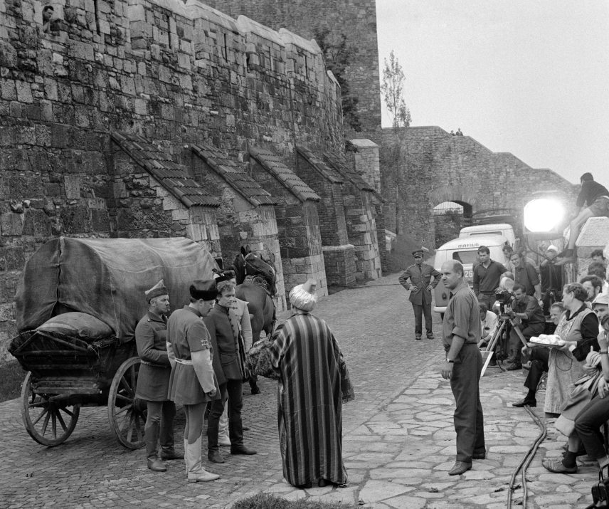 György László, Horváth József és Iglódi István színészek (b-j) a "Beszélő köntös" című új magyar film forgatásán a budai Várban. Mikszáth Kálmán: Beszélő köntös című regényéből Fejér Tamás rendező készít színes filmet. Fotó: Keleti Éva / MTI