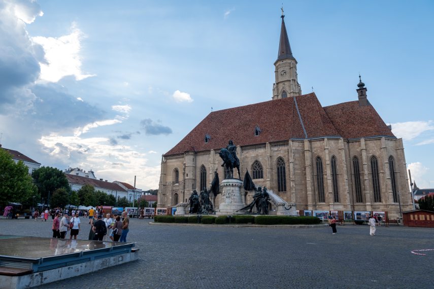 A kolozsvári Szent Mihály-templom augusztus 17-én, előtérben a Mátyás-szoborcsoport. Fotó: MTI/Kiss Gábor