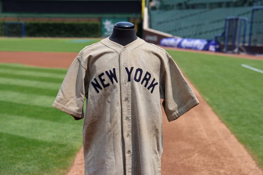 Babe Ruth meze az árverés előtt, az 1932-es legendás hazafutásának helyszínén a  Wrigley Field-en. Fotó: Heritage Auctions / HA.com