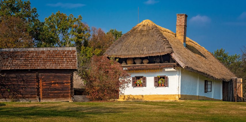 A 19. században épített szobás-konyhás, kamrás, boronafalú, zsúpfedeles lakóház az Őrségi Nemzeti Parkban.  Fotó: Shutterstock