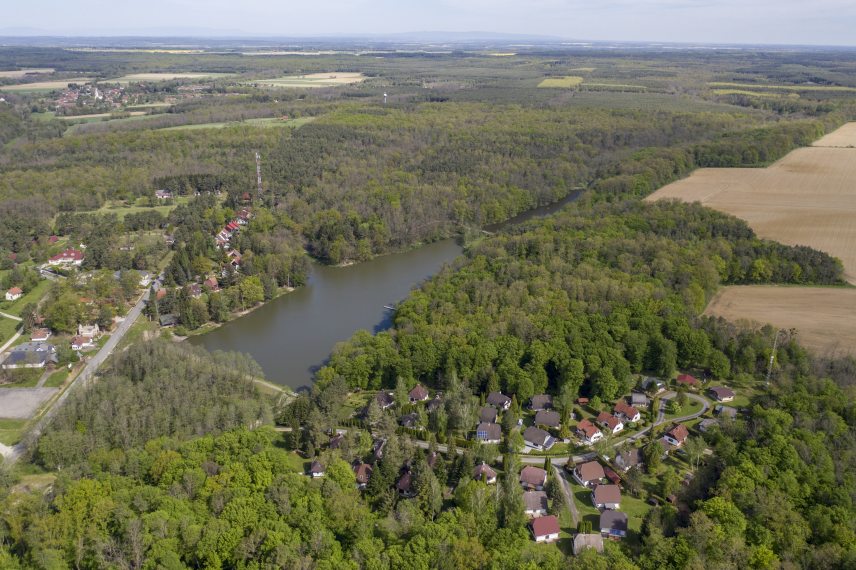 Hegyhátszentjakab, 2021. május 9.
A Vadása-tó. A 12 forrás által táplált mesterséges tó kiépítése 1968-ban kezdődött a Vadása-patak vizének felhasználásával.
MTVA Fotó: Molnár-Bernáth László