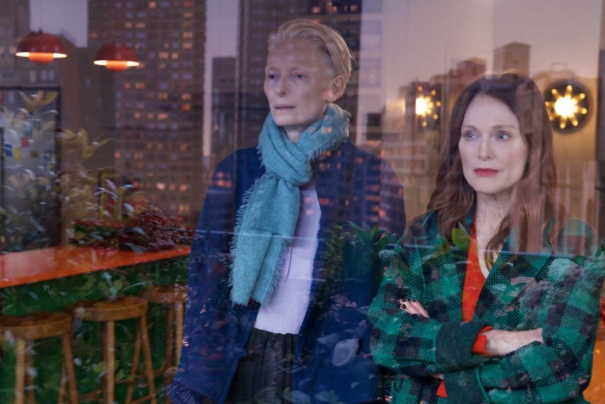 Tilda Swinton és Julianne Moore a The Room Next Door című filmben