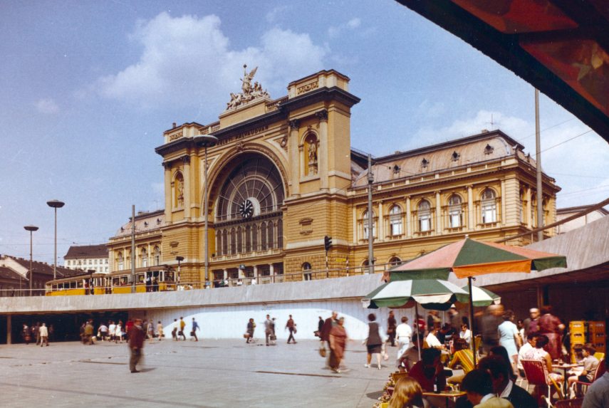 A Keleti pályaudvar főépülete a Baross tér felől nézve 1974-ben. Fotó: Fortepan / Album057