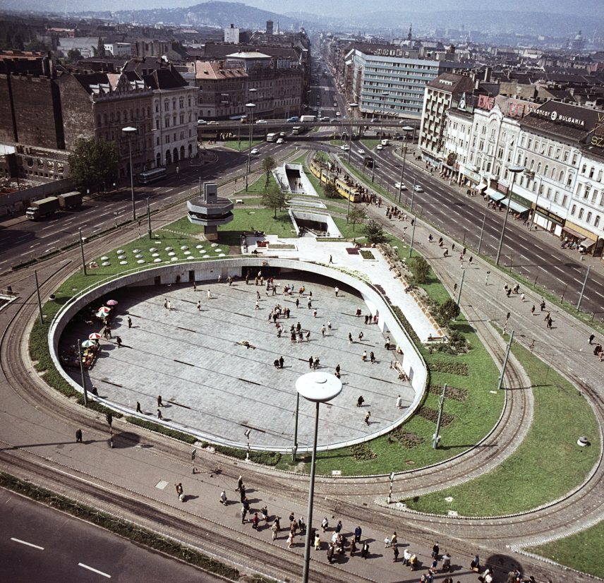 A Baross tér 1970-ben az aluljáróval, háttérben a Rottenbiller úti felüljáró. Fotó: Domonkos Endre  / FŐMTERV / Fortepan