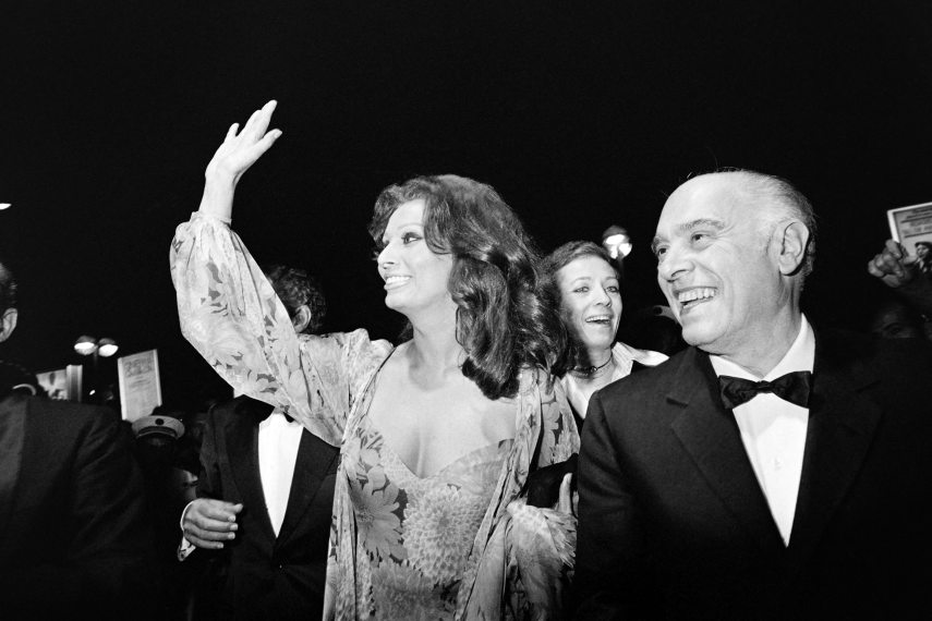 Italian actress Sophia Loren waves to the crowd next to her husband Italian director Carlo Ponti during the Cannes Film Festival in Cannes, southern France, on May 27, 1976.
AFP