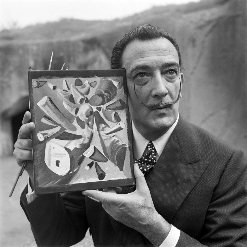 Portrait daté du 30 avril 1955 du peintre espagnol Salvador Dali, l'un des peintres les plus populaires du 20čme sičcle, montrant un tableau qu'il vient d'achever au zoo de Vincennes et représentant une collision de cornes de rhinocéros. Né en 1904 ŕ Figueras en Catalogne, Salvador Dali est décédé le 23 janvier 1989, ŕ l'âge de 85 ans.

Picture dated 30 April 1955 of Spanish painter Salvador Dali, one of the most popular painters of the 20th century, showing one of his painting few moments after finishing it in the Vincennes zoo, next Paris. Salvador Dali was born in 1904 in Figueras and died 23 January 1989, aged 85. (Photo by AFP)