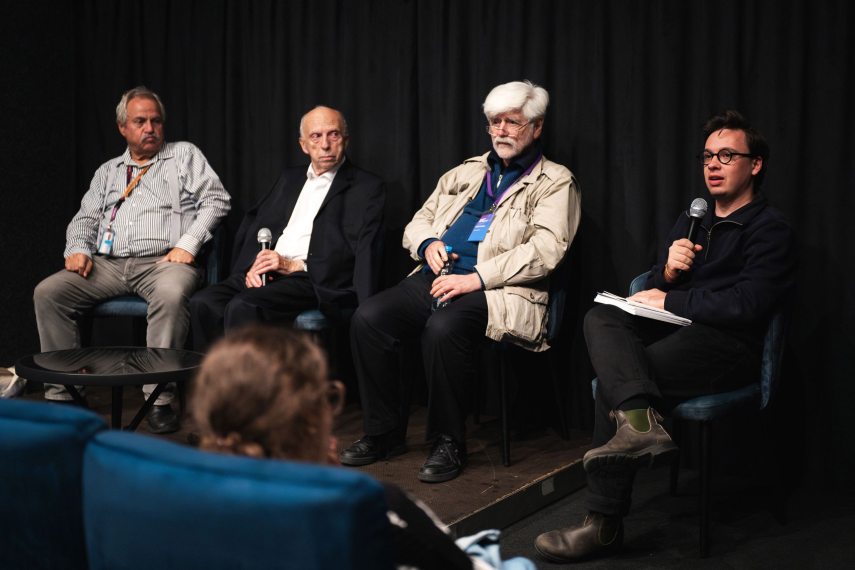 Róna Iván az IBUSZ korábbi vezetője, Kardos Péter főrabbi, Gazdag Gyula filmrendező és Borbás Gergő, a Bálint Ház kreatív igazgatója a vetítést követő beszélgetésen. Fotó: NFI