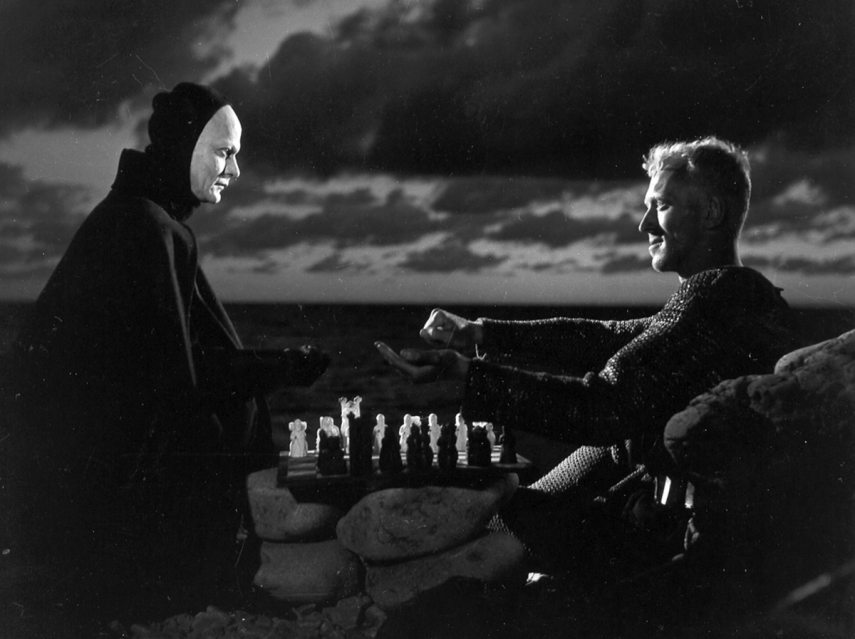 A keresztes lovag (Max von Sydow, jobbra) játszmára invitálja az érte jött halált (Bengt Ekerot), Ingmar Bergman A hetedik pecsét című filmjében