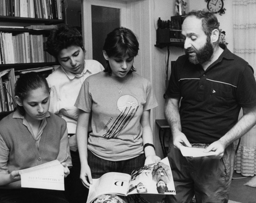 A Polgár lányok: Judit, Zsuzsa, Zsófia és apjuk, Polgár László 1988-ban. Fotó: Urbán Tamás / FORTEPAN