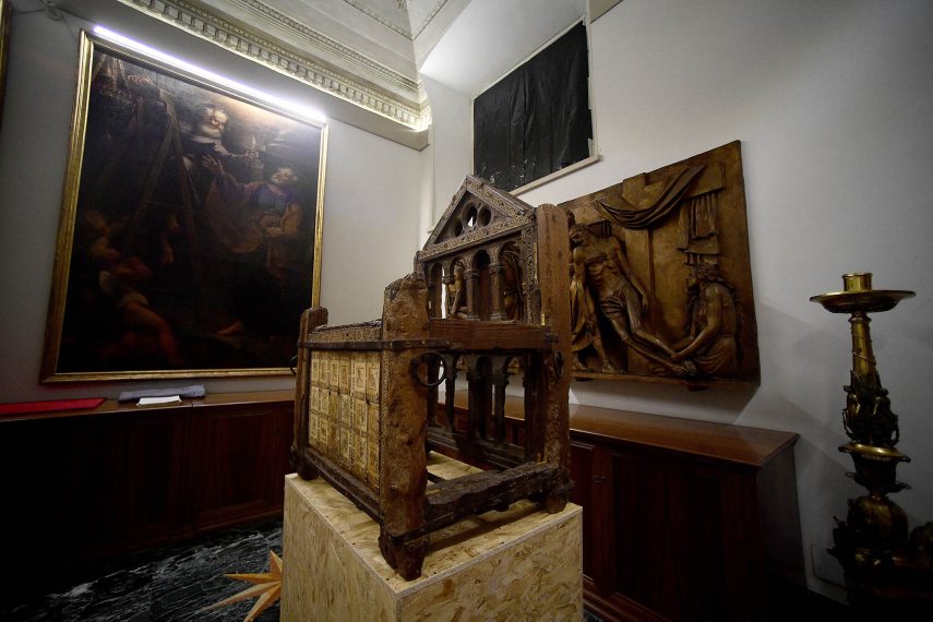 A photo shows the relic of a wooden throne known as the 'Cathedra Sancti Petri Apostoli', temporarily removed during the restoration work on the Cattedra de San Pietro (The Chair of St. Peter) during its restoration in St Peter's Basilica in the Vatican, on October 8, 2024. The gold glows against the dark bronze and the carved bees have emerged once again on the baldachin in Saint Peter's Basilica, thanks to its first restoration in 250 years. Gian Lorenzo Bernini's Baroque masterpiece, a towering canopy over the high altar, has been given a facelift in honour of next year's Catholic Jubilee. The 29-metre-high structure (95 feet) -- the size of a ten-storey building, comprising four bronze columns and a canopy bearing four 2.5-tonne (5,600 pounds) angels -- has been shrouded in scaffolding since work started in February (Photo by Filippo MONTEFORTE / AFP)