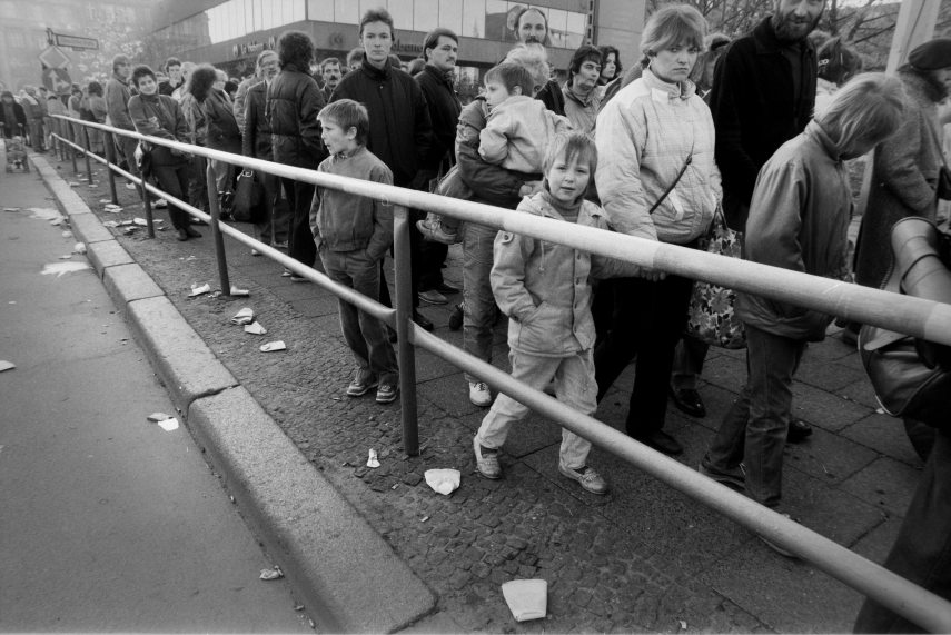 Nyugat-Berlin és Kelet-Berlin közötti ideiglenes átjárónál várakozók a berlini falnál. A felvétel 1989. novemberében készült.