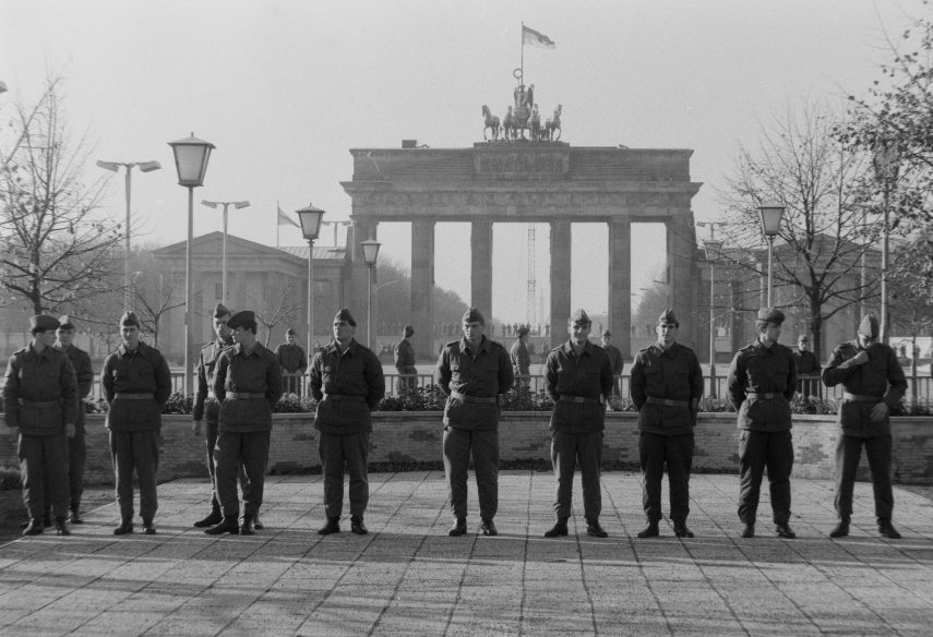 Kelet-Berlin, katonák a Brandenburgi kapu előtti kerítésnél.