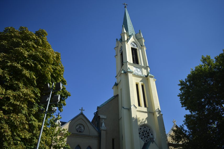 Az Újpesti Egek Királynéja Római Katolikus Főplébánia temploma