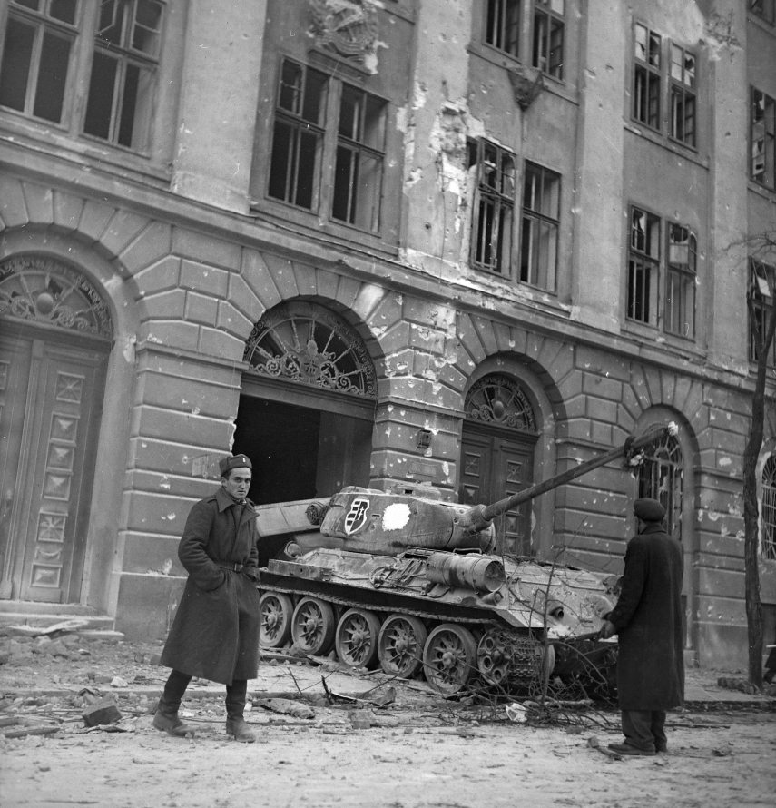 Üllői út, a Kilián laktanya kapujában Maléter Pál T-34/85 harckocsija.  Fotó: Kieselbach Tamás / FORTEPAN