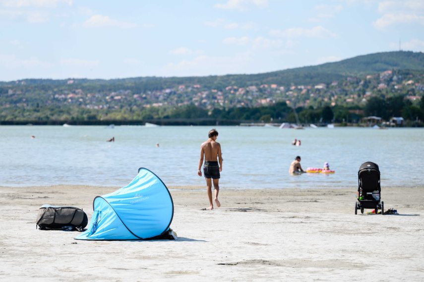 Hőség – Rekord alacsony a Velencei-tó vízállása

Velence, 2022. augusztus 17.

Strandolók a Velencei-tó medrében Velencénél 2022. augusztus 17-én. A tartós hőség miatt ezen a napon a vízállás 55 centiméter volt, ami 8 centiméterrel alacsonyabb a valaha mért legalacsonyabb szintnél, 63 centiméternél.

Készítette: Vasvári Tamás
Tulajdonos: MTI/MTVA
Fájlnév: ADVAST202208170114