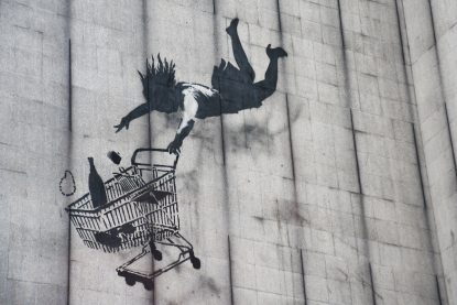 Banksy Zuhanó vásárló AFP.jpg