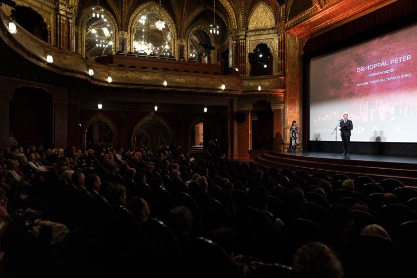 Hoppál Péter, a magyar–török kulturális évadért felelős kormánybiztos a Bartók nyomában című film bemutatóján az Uránia Nemzeti Filmszínházban. Fotó: Csákvári Zsigmond / Kultúra.hu