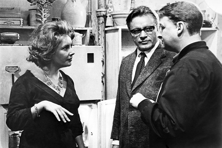 Qui a peur de Virginia Woolf
Who s afraid of Virginia Woolf
1967
Real  Mike Nichols
Elizabeth Taylor
Richard Burton
Mike Nichols.
Collection Christophel © Warner Bros / Chenault Productions (Photo by Warner Bros / Chenault Productio / Collection ChristopheL via AFP)