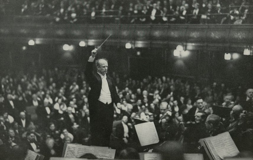 Wilhelm_Furtwängler karmester fotó Erich_Salomon.jpg