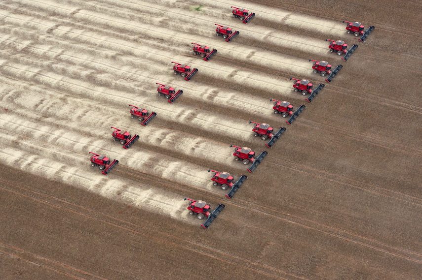 Combine harvesters crop soybeans during a demonstration for the press, in Campo Novo do Parecis, about 400km northwest from the capital city of Cuiaba, in Mato Grosso, Brazil, on March 27, 2012.   AFP PHOTO/Yasuyoshi CHIBA (Photo by Yasuyoshi CHIBA / AFP)