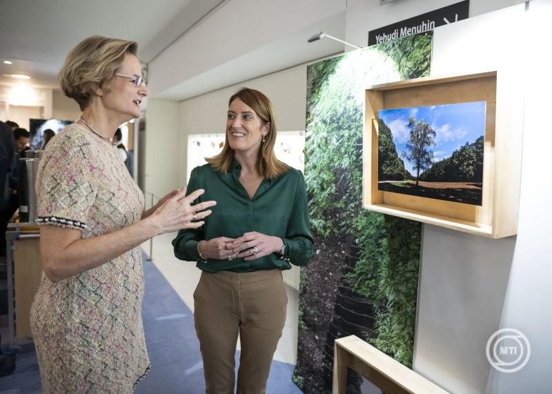 Győri Enikő és Roberta Metsola a Kékvándor című kiállítás megnyitóján, fotó: MTI/Bodnár Boglárka