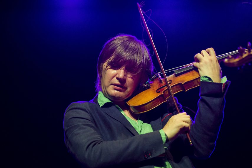 Veszprém, 2018. július 11.
Lajkó Félix hegedűművész a lengyel Volosi zenekarral közös koncertjén a VeszprémFesten, a Hangvillában 2018. július 11-én.
MTI Fotó: Mohai Balázs