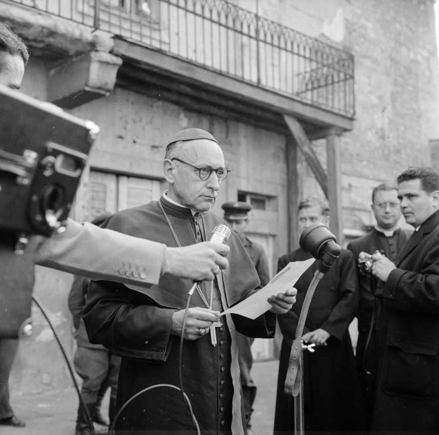 hercegprímás, esztergomi érsek felsőpetényi őrizetéből való kiszabadulása után rádióbeszédet tart 1956-ban. Fotó:  Comet Photo AG/Jack Metzger / FORTEPAN