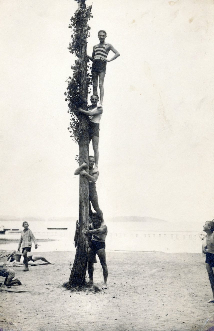 A balatonszárszói strandon 1930-ban. #231097 Fotó: Fortepan / Cserey Zoltán