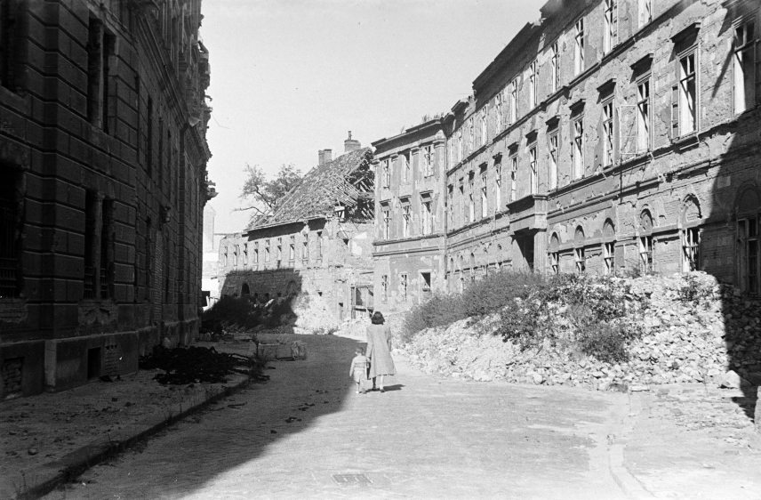 A Színház utca a budai Várban 1949-ben. Balra a korábbi Honvédelmi Minisztérium épülete, jobbra az egykori Karmelita kolostor. Távolabb, a Dísz tér 18. számú épület a II. világháború alatt a tábori püspökségé volt. #288627 Fotó: Fortepan / Csaba László örökösei