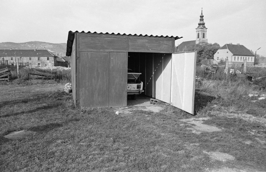 Garázs a Zichy utca és a Árpád fejedelem útja határolta területen Óbudán 1971-ben. Háttérben jobbra a Szent Péter és Pál-templom és a plébánia épülete látható a Lajos utcánál. #284097 Fotó: Fortepan / Budapest Főváros Levéltára / BRFK helyszínelési fényképei | Levéltári jelzet: HU.BFL.XV.19.c.10