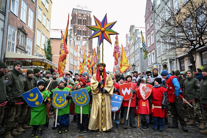 A vízkeresztet ünneplik a háromkirályok felvonulásával az észak-lengyelországi Gdanskban 2024. január 6-án.  Fotó: MTI/EPA/PAP/Adam Warzawa