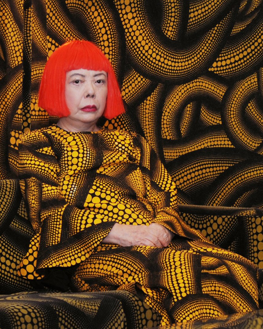 Kusama sárga fával, Nappali az Aichi Triennálén (2010).  Ota Fine Arts, Victoria Miro, David Zwirner jóvoltából © Yayoi Kusama